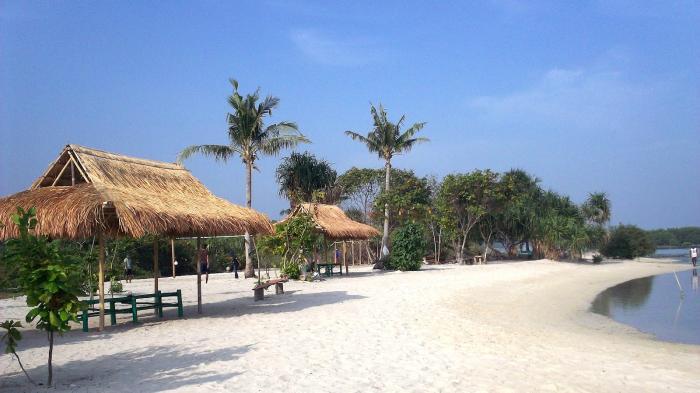 Berkunjung ke Pulau Bira dalam Paket Liburan Pulau Seribu